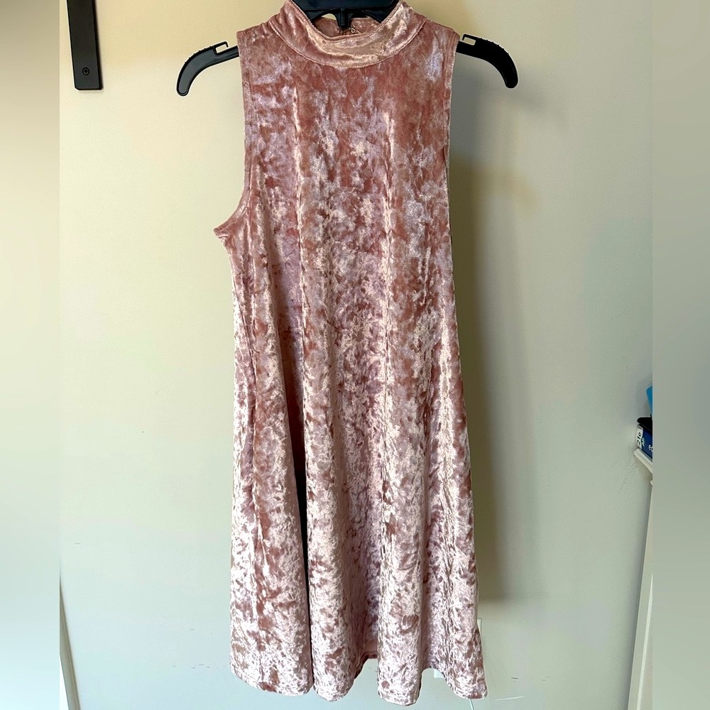 Pink velvet Dress 🌸💗 - Picture 2 of 5